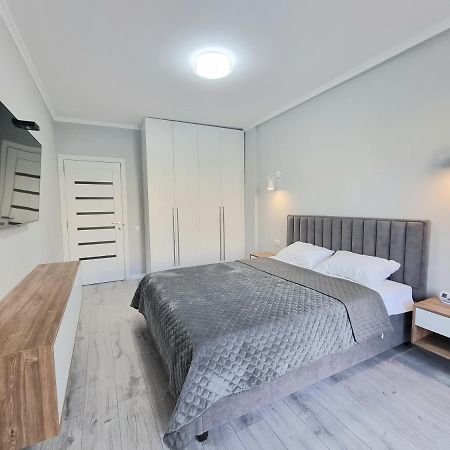 Center, Albisoara Str., 1Bedroom And Living With Balcony Chişinău Esterno foto