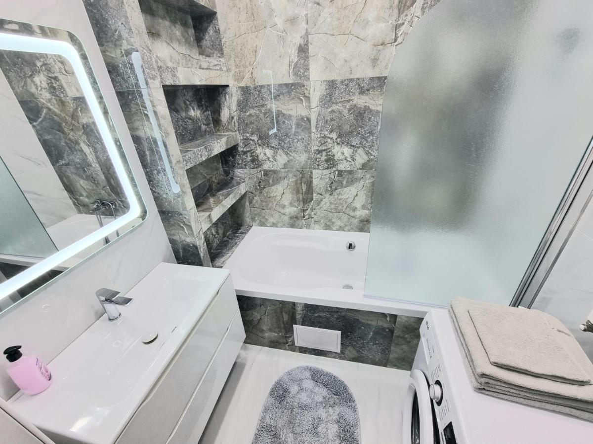 Center, Albisoara Str., 1Bedroom And Living With Balcony Chişinău Esterno foto