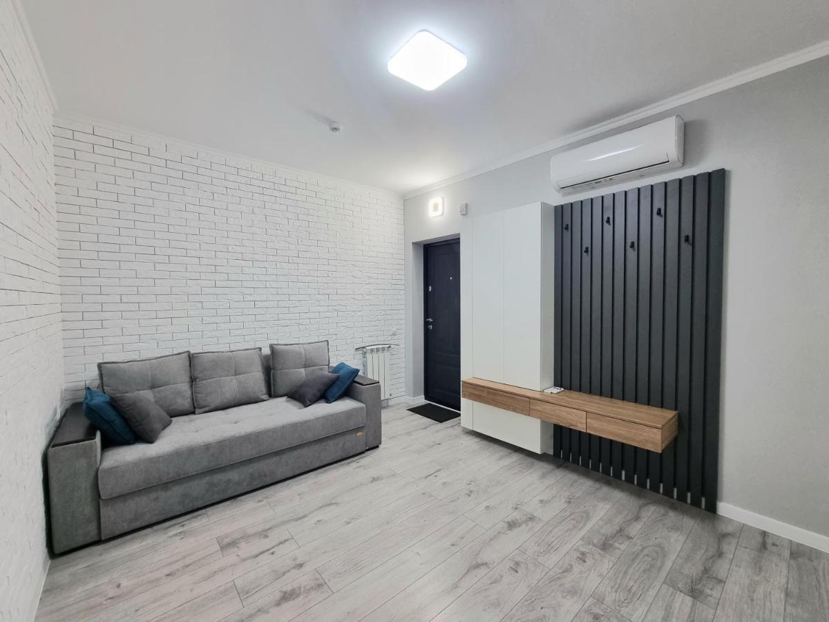 Center, Albisoara Str., 1Bedroom And Living With Balcony Chişinău Esterno foto